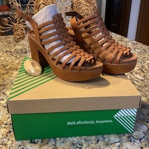 NEW.  White Mountain Astonish Platform Heels